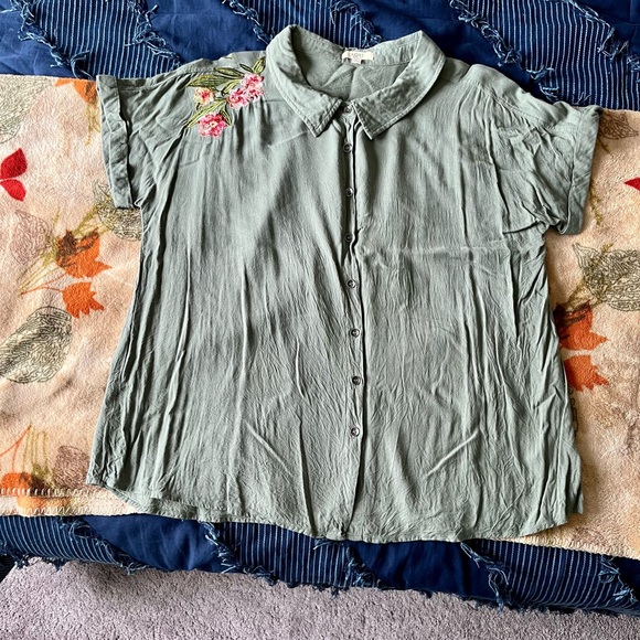 Kori Button up from Mindy Mae’s market - Picture 2 of 10